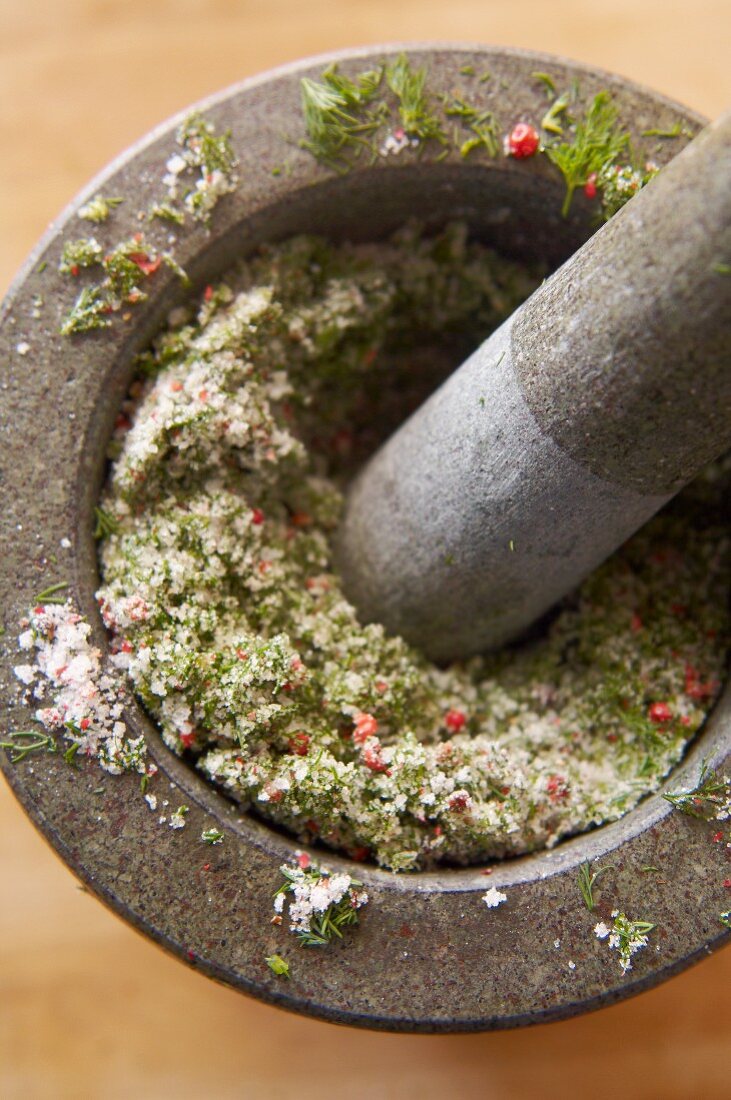 A spice mixed for graved lax in a mortar