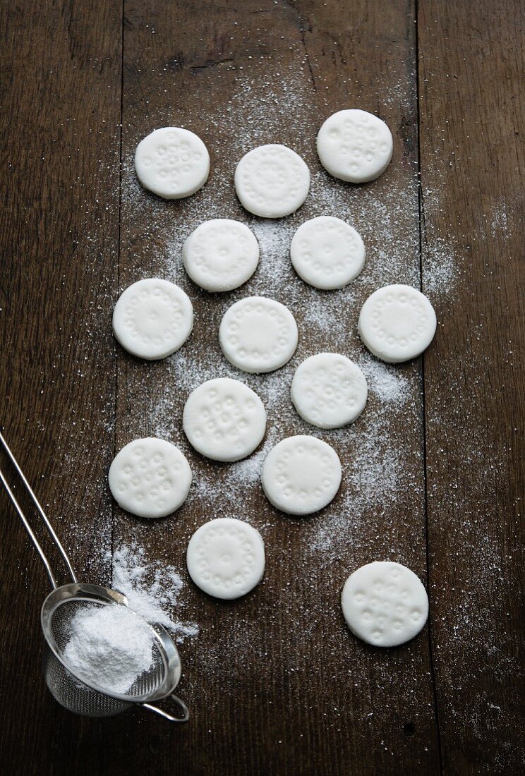 Selbstgemachte Peppermint Creams (Pfefferminztaler) mit Puderzucker