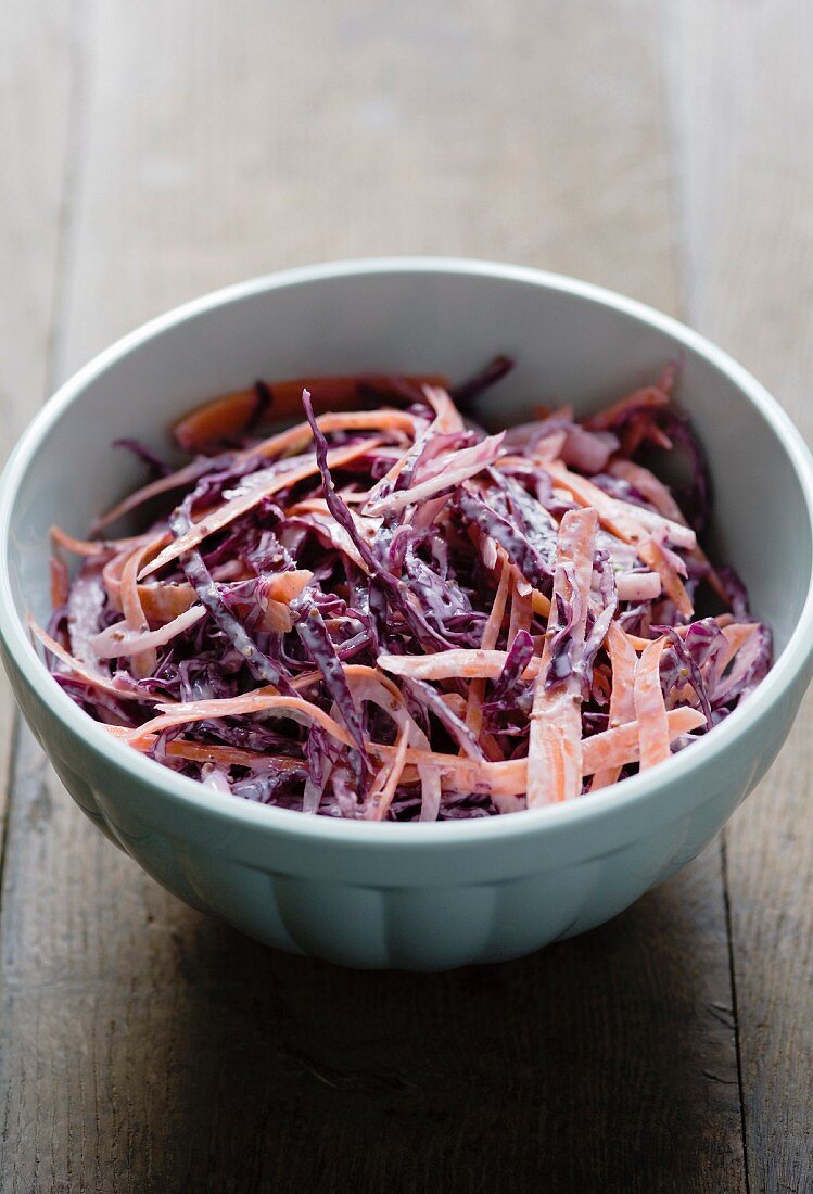 Coleslaw mit Rotkohl, Möhren und Senfmayonnaise