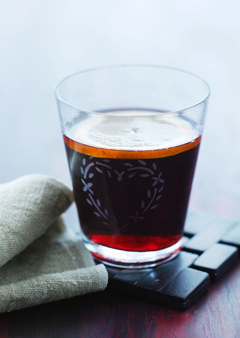 Glogg mit Orangenscheibe