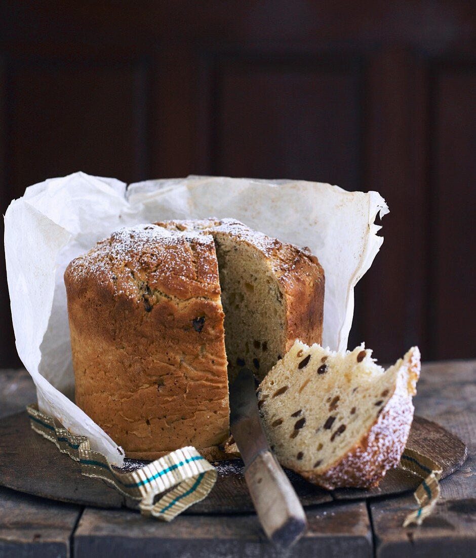 Panettone, angeschnitten, in Papier