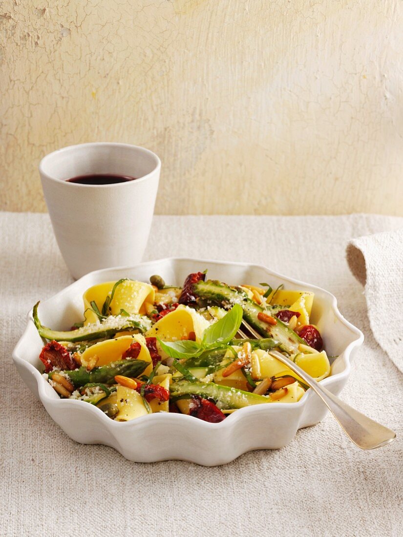 Pappardelle mit grünem Spargel und getrockneten Tomaten