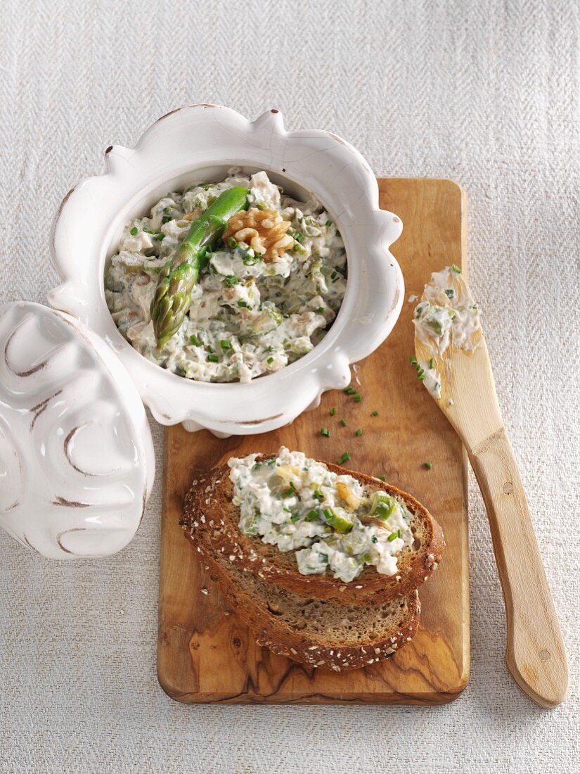 Asparagus spread with walnuts