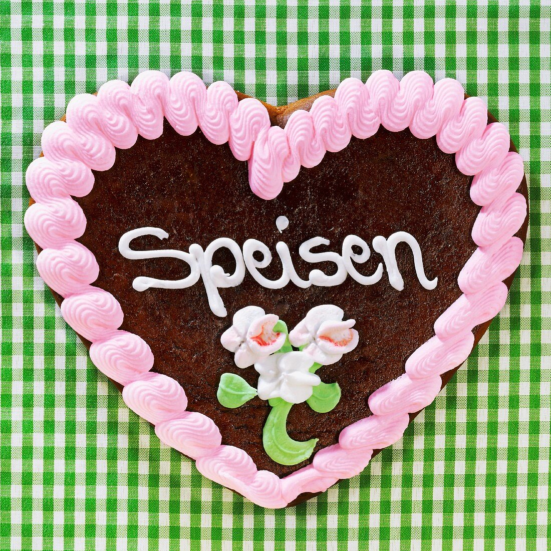 A gingerbread heart decorated with the word 'Speisen' ('Food')