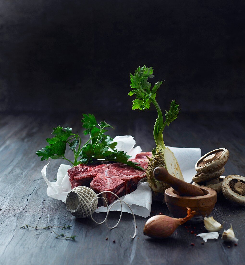 Zutatenstill mit Rindfleisch, Sellerie, Pilzen, Küchengarn & Mörser