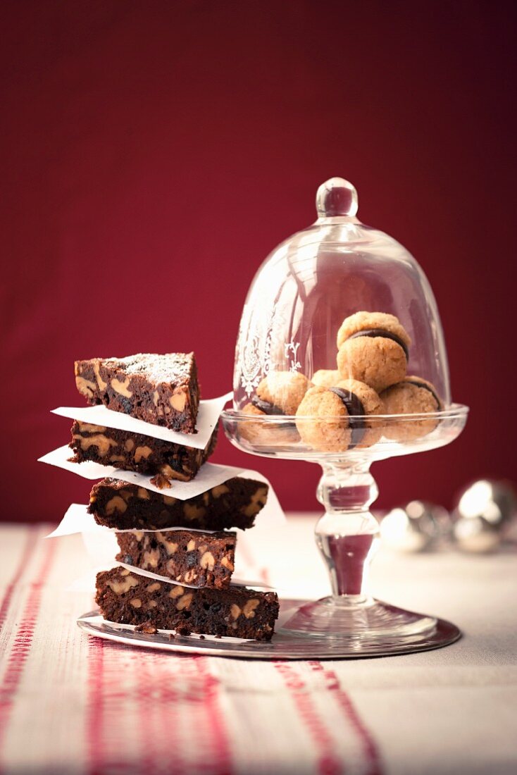 Chocolate triangles with nuts and amaretti with chocolate cream