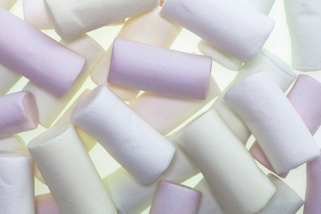 Bio-Marshmallows, mit Fruchtsaft gefärbt (Draufsicht)