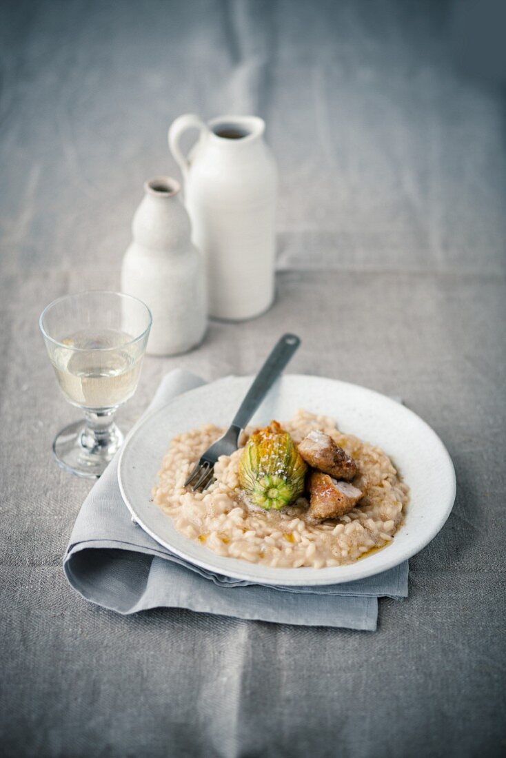 Risotto mit gefüllter Zucchiniblüte und gebackenem Kalbsbries