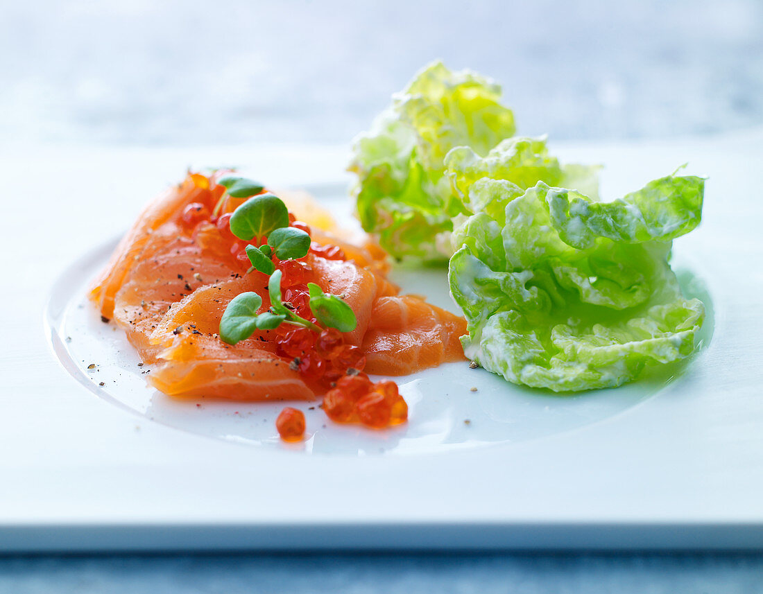 Smoked salmon with chum salmon caviar and lettuce leaves