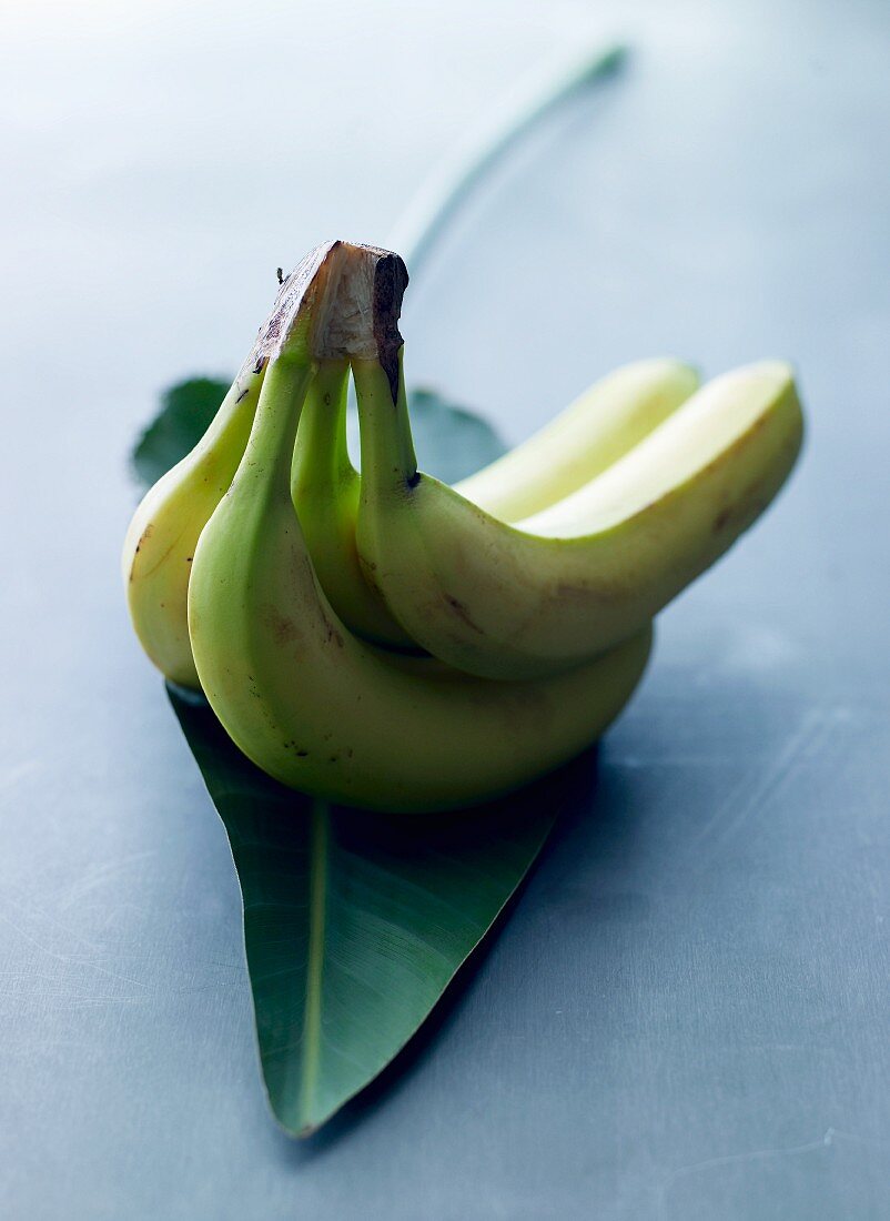Bananen auf Bananenblatt