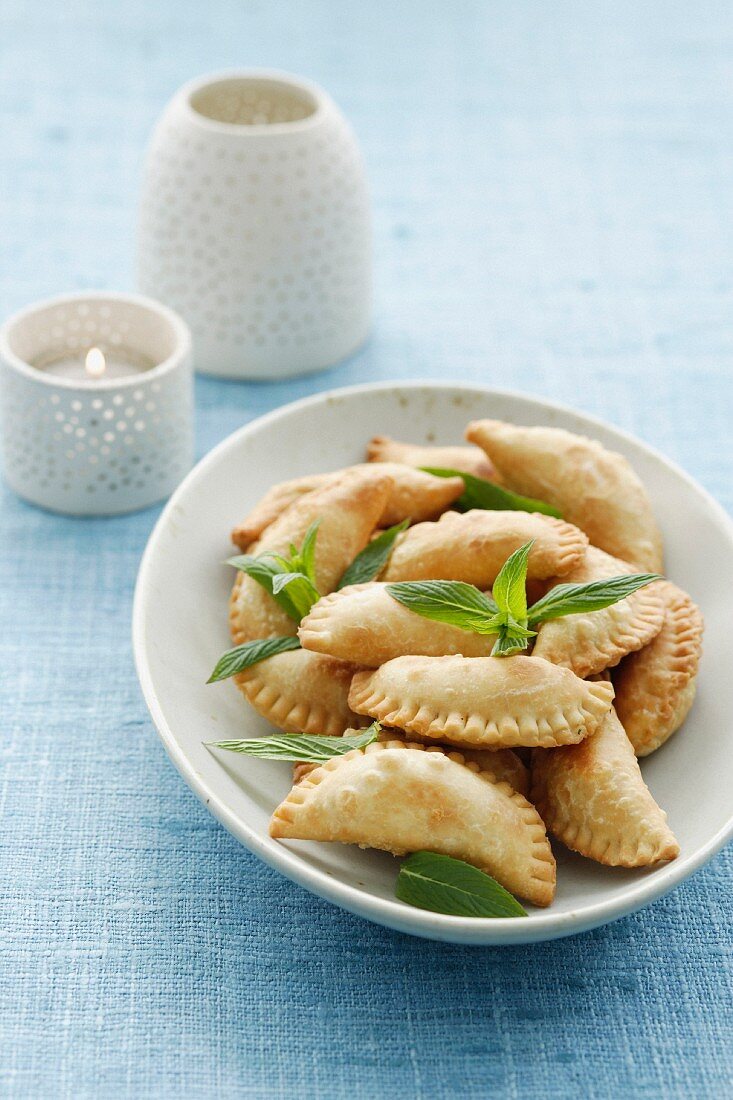 Griechische Pasteten mit Käsefüllung