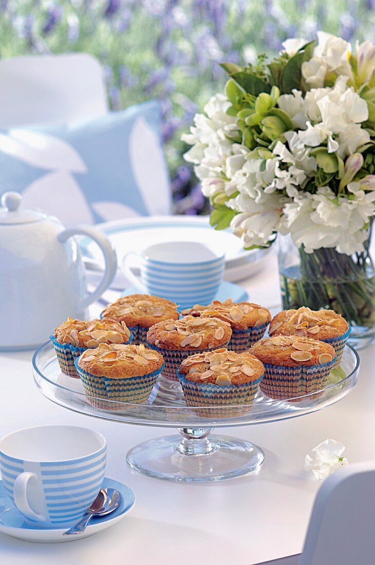 Mandel-Himbeer-Muffins auf einem Kaffeetisch