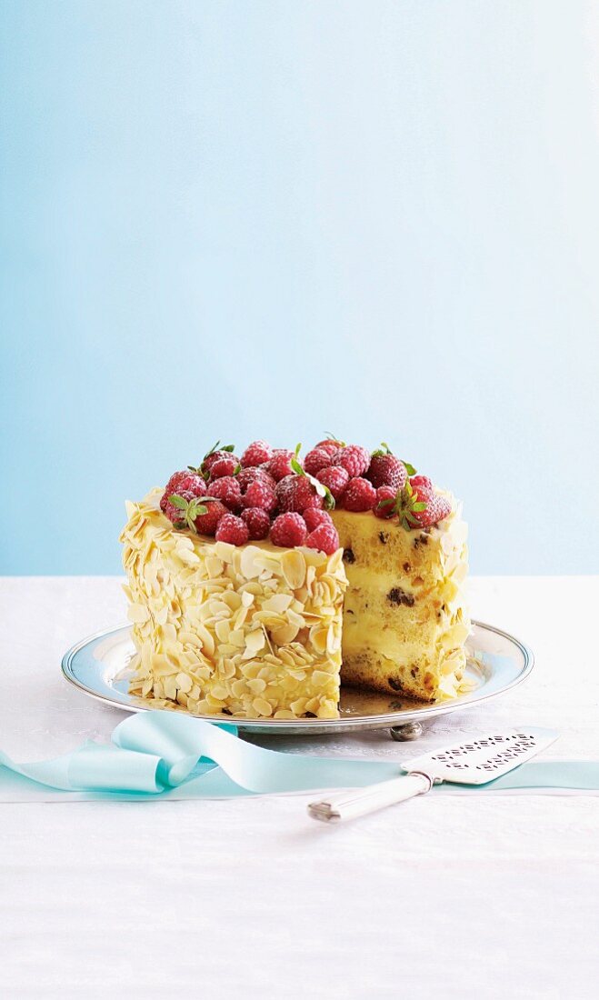 Panettone mit Vanillecreme, frischen Himbeeren und Mandelblättechen