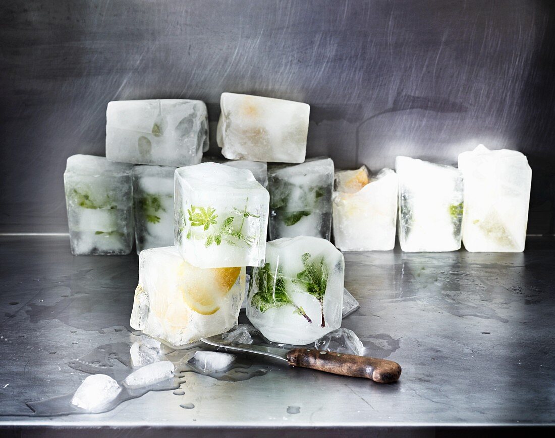 Eiswürfel mit Waldmeister und Zitronen (Zutaten für Maibowle)