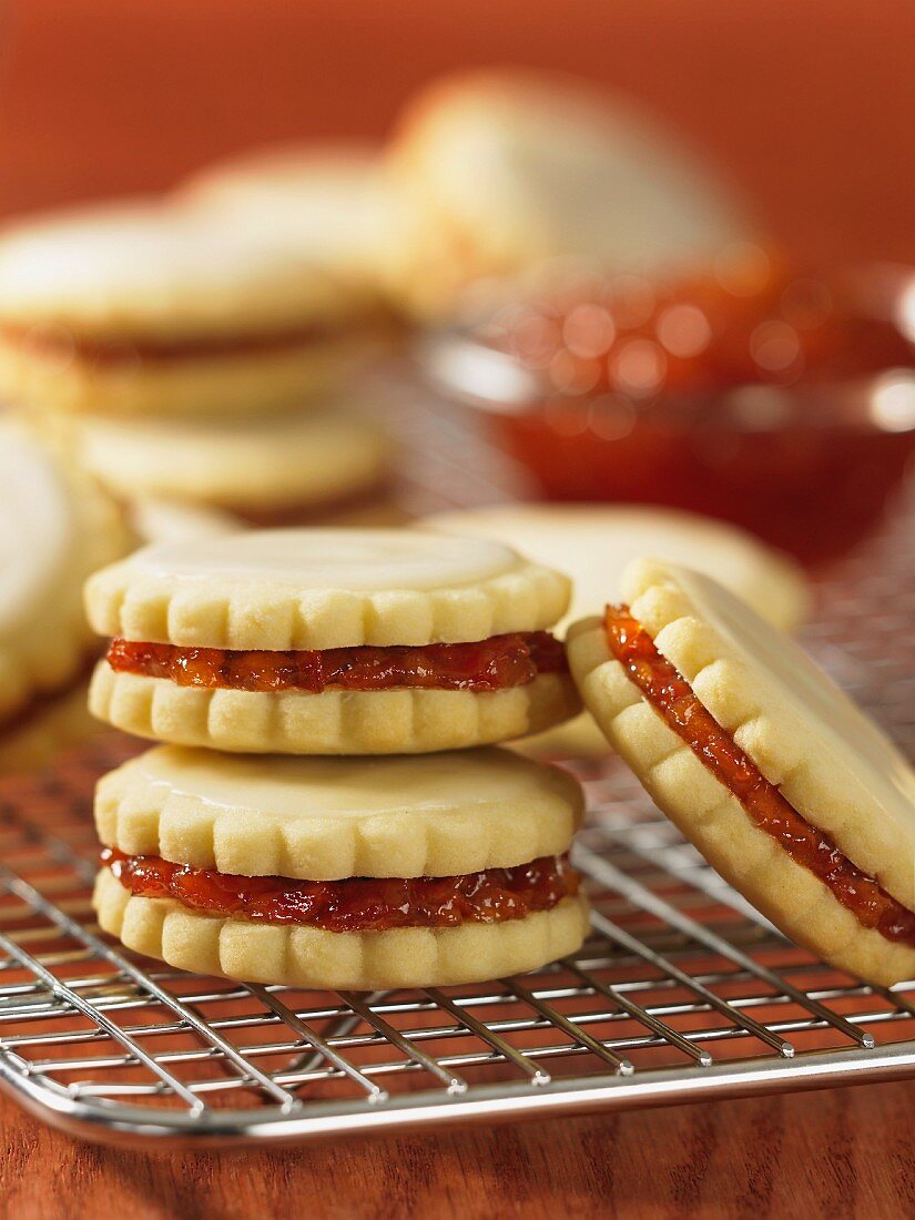 Sandwich Cookies mit Pfirsich-Sauerkirsch-Marmelade