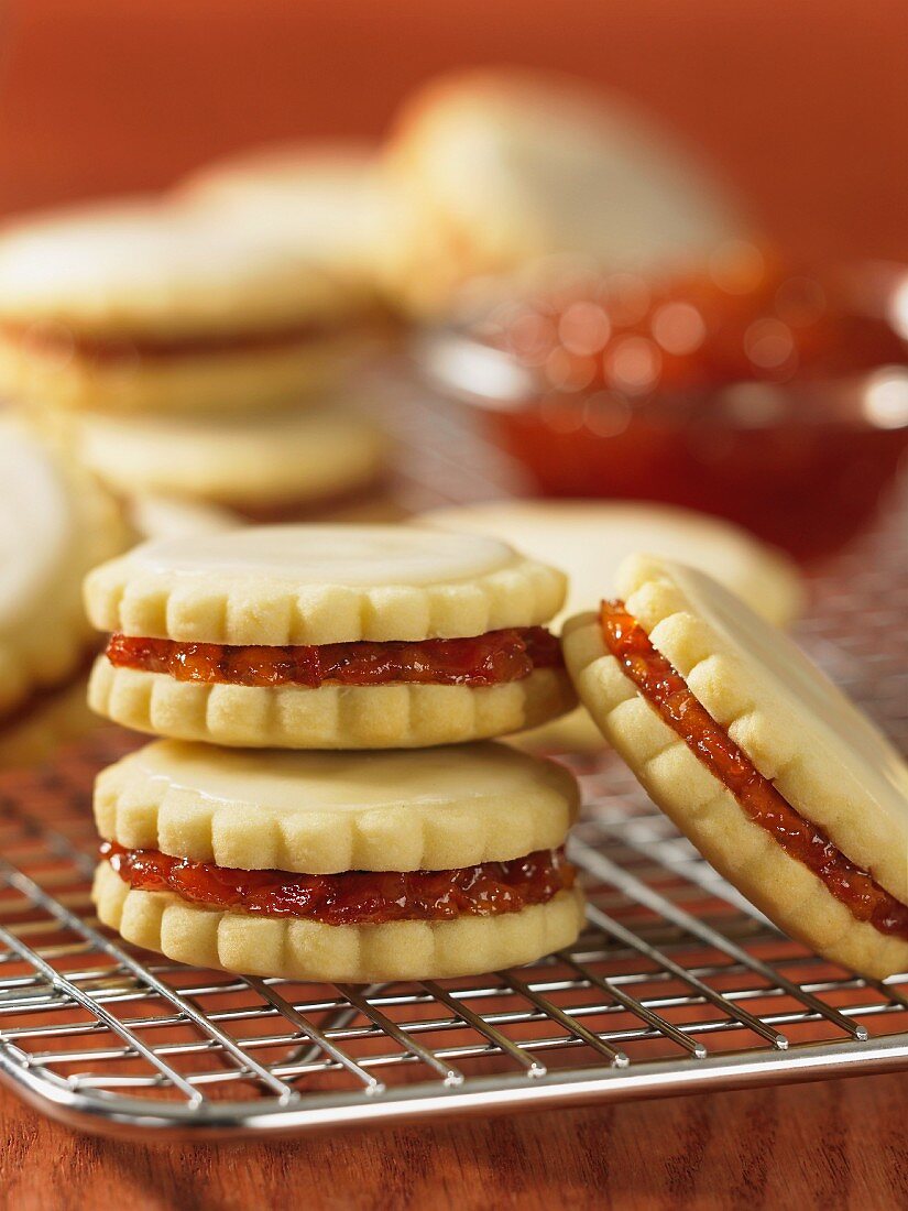 Sandwich biscuits filled with peach and sour cherry jam