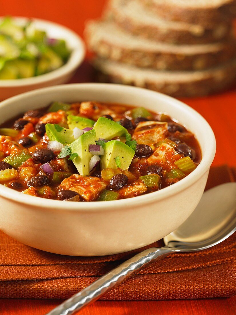 Hähnchenchili mit schwarzen Bohnen und Avocado