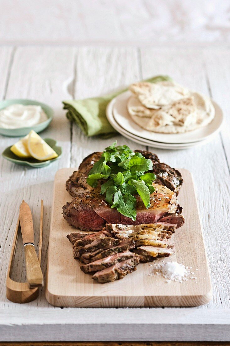 Grilled leg of lamb with lettuce and pita bread