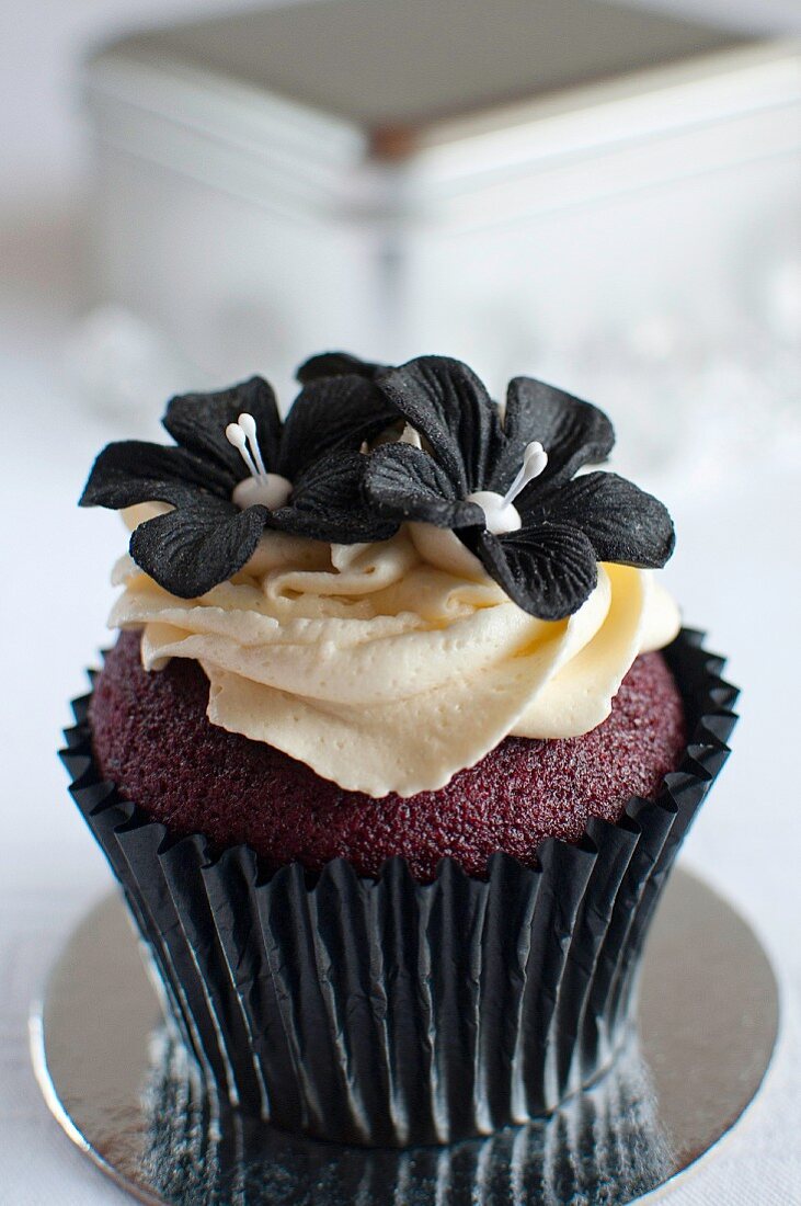 Red Velvet Cupcake mit Buttercreme & Zuckerblüten