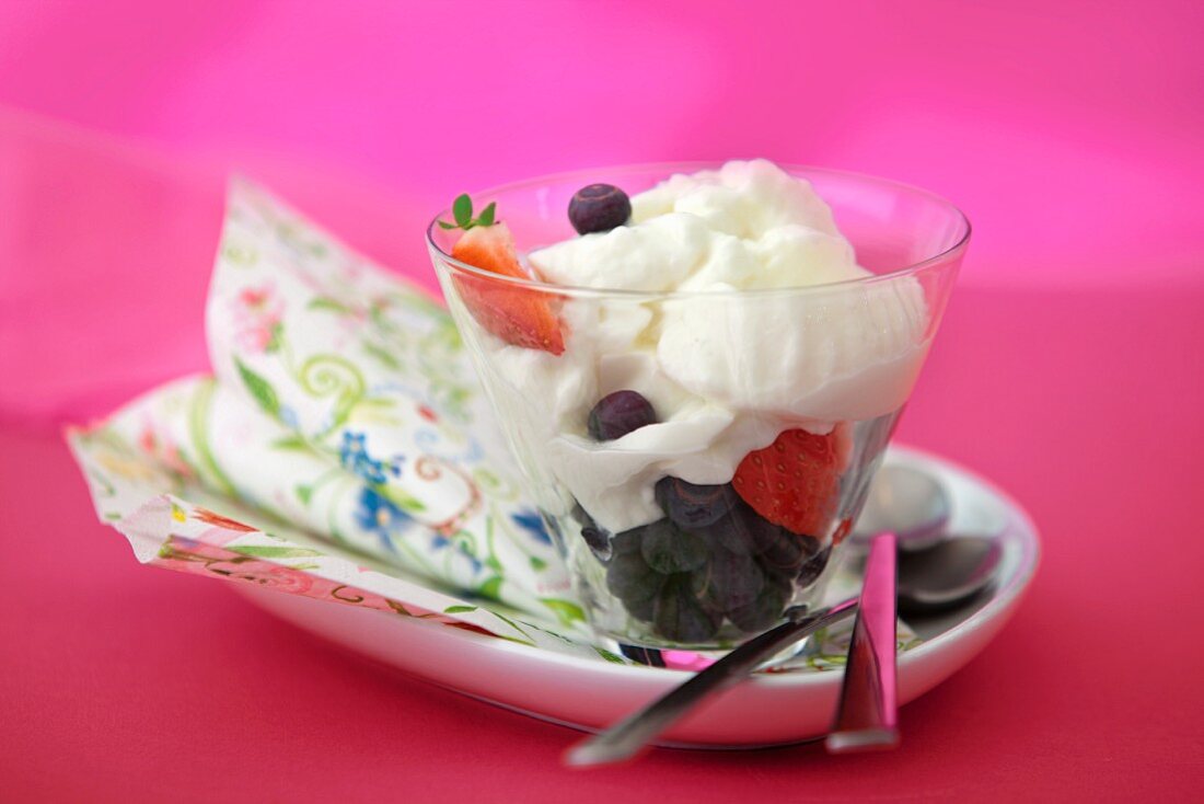 Sahnecreme mit frischen Beeren