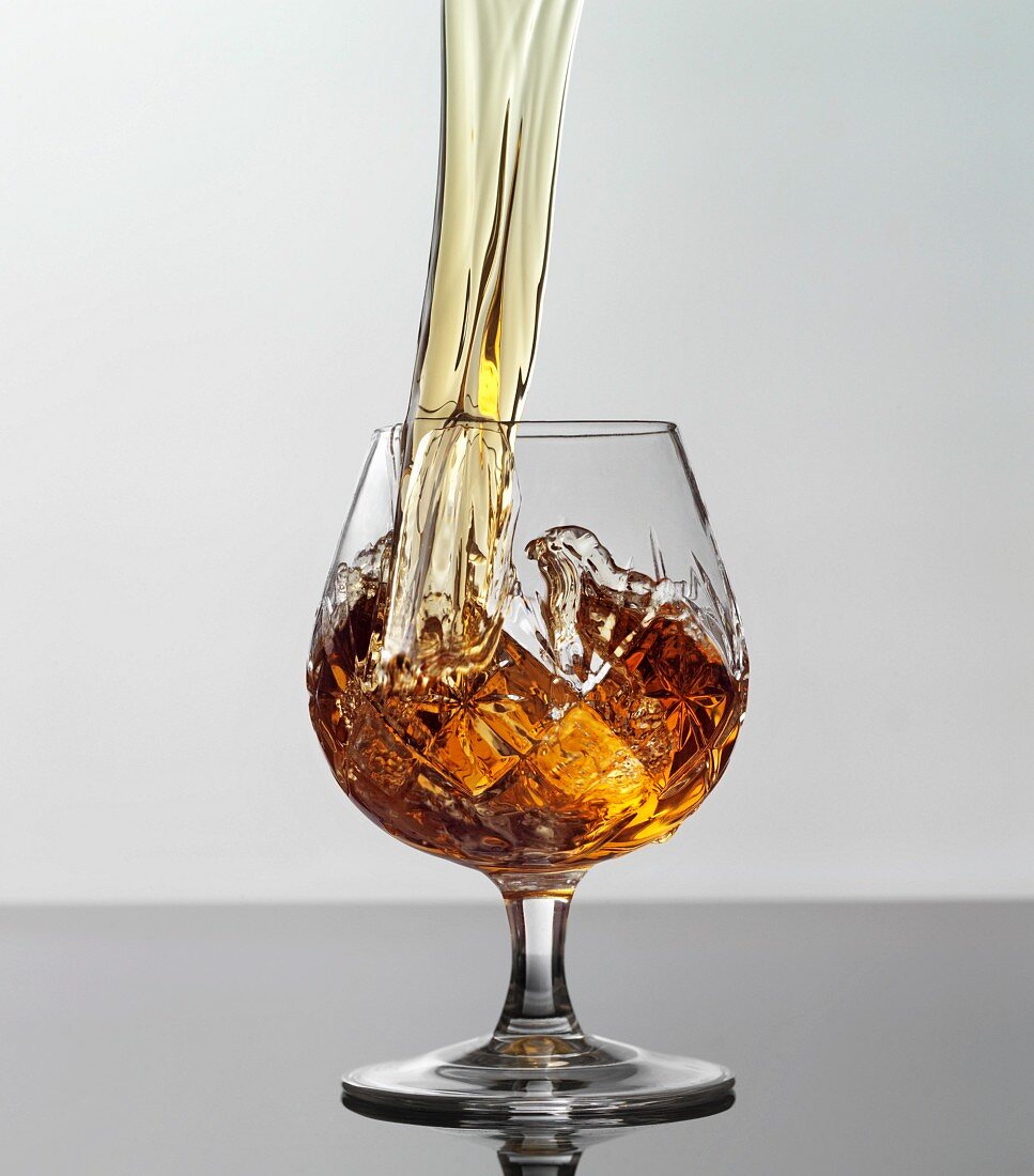 Brandy in ein Glas einschenken