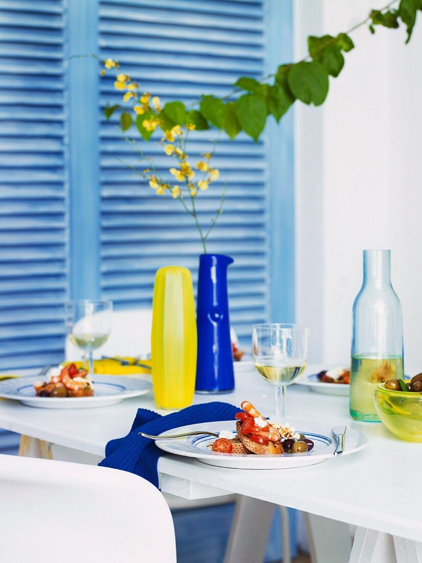 Gedeckter Tisch mit griechischer Vorspeise