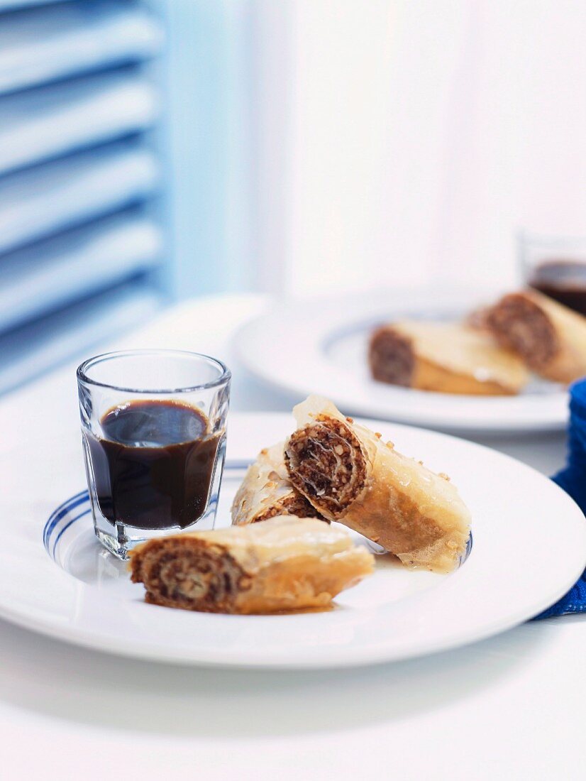 Baklavaröllchen mit Schokoladen-Nuss-Füllung