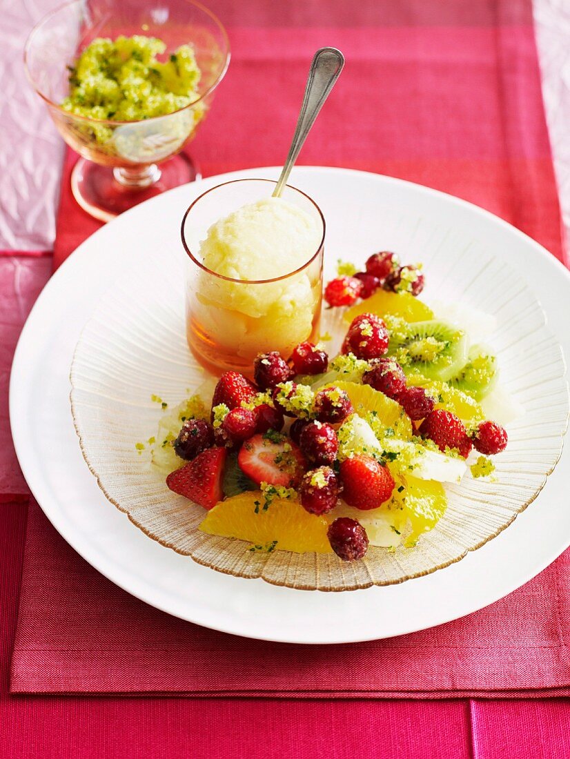 Früchtesalat mit Zitrus-Zucker und Zitronensorbet