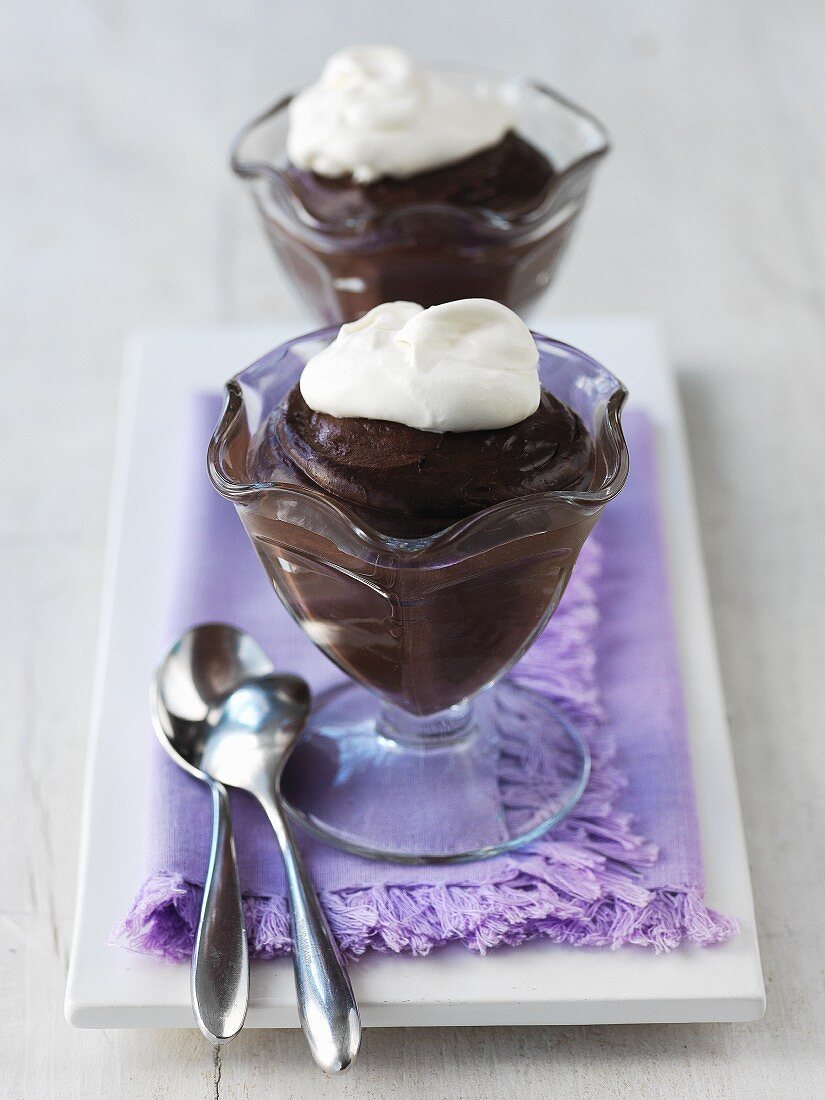Schokoladenmousse in zwei Dessertgläsern