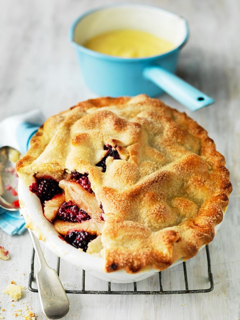 Pear and blackberry pie with vanilla sauce