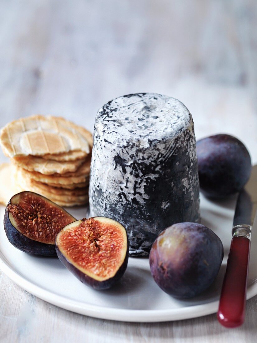 Dorstone goat's cheese from England with figs and crackers
