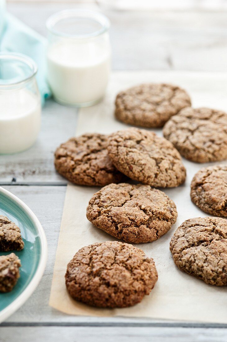 Chocolatechip Cookies und Milchgläser