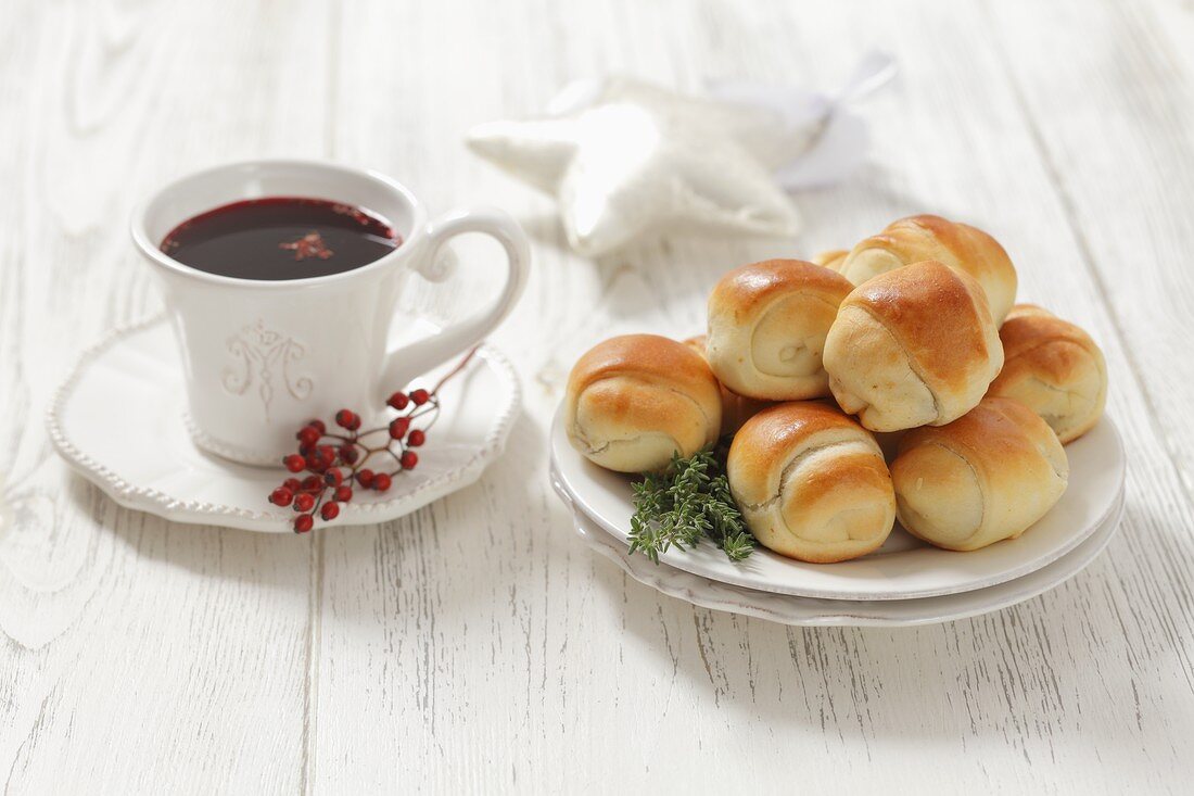 Hefebrötchen mit Sauerkraut-Pilz-Füllung und eine Tasse Borschtsch (weihnachtlich)