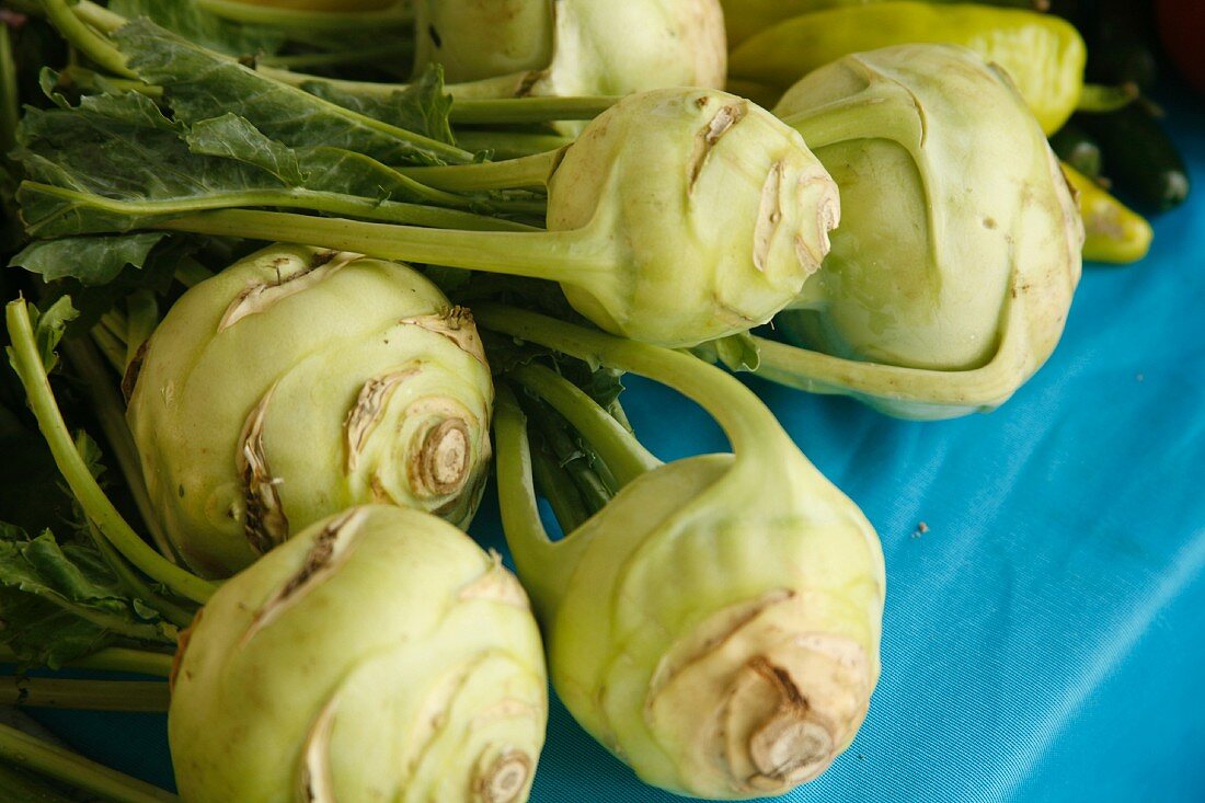 Bio-Kohlrabi auf dem Bauernmarkt