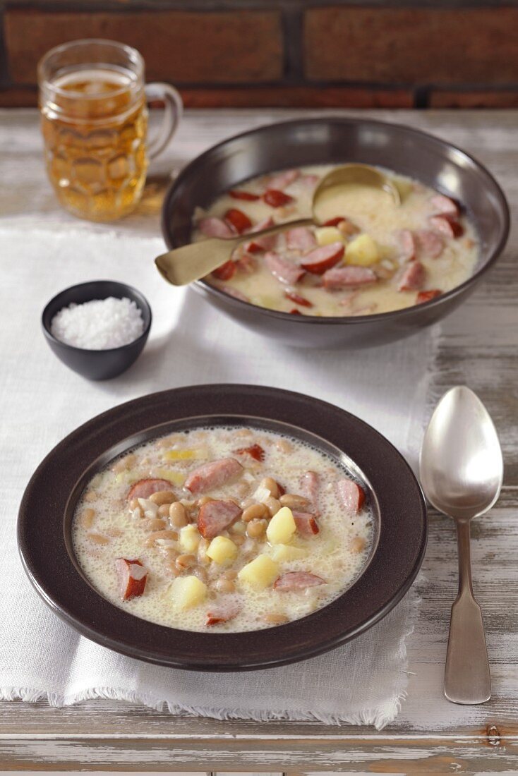 Bohnensuppe mit Kartoffeln, Speck und Milch (Slowenien)