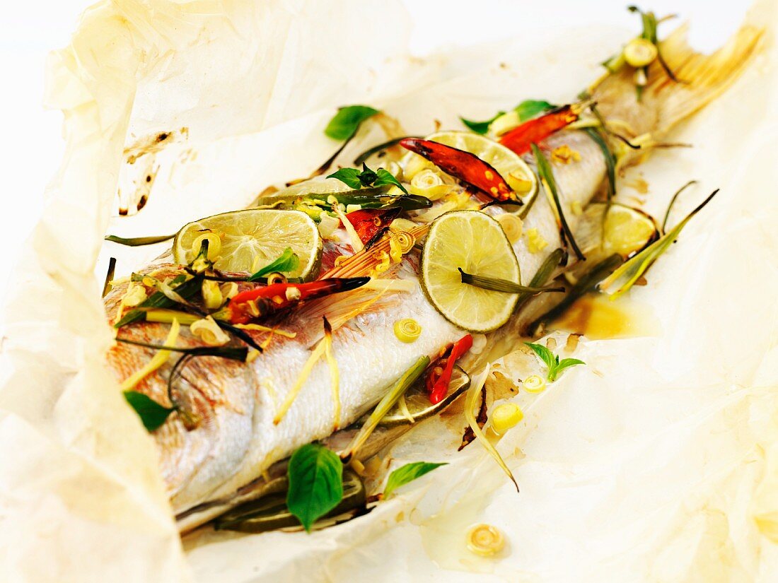 Foil-baked fish with spices and limes (Asia)