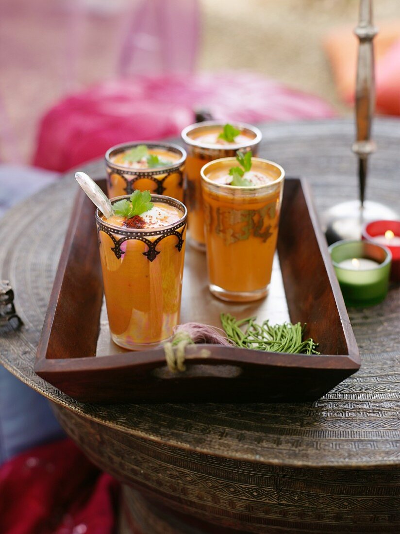 Gekühlte Tomatensuppe mit Harissa in Gläsern