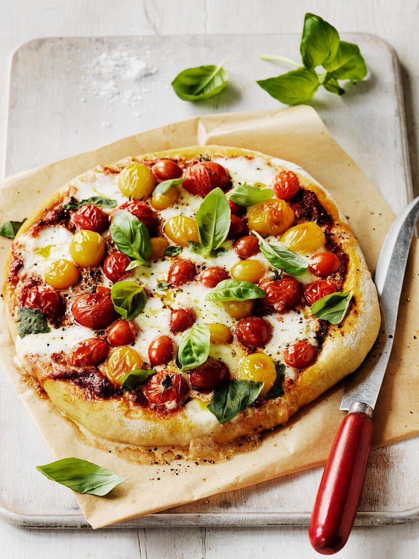 Pizza ai pomodorini (Pizza with cherry tomatoes and basil)