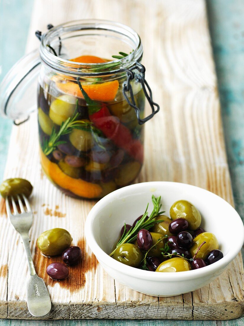 Olive sott'olio (Eingelegte Oliven mit Kräutern, Italien)