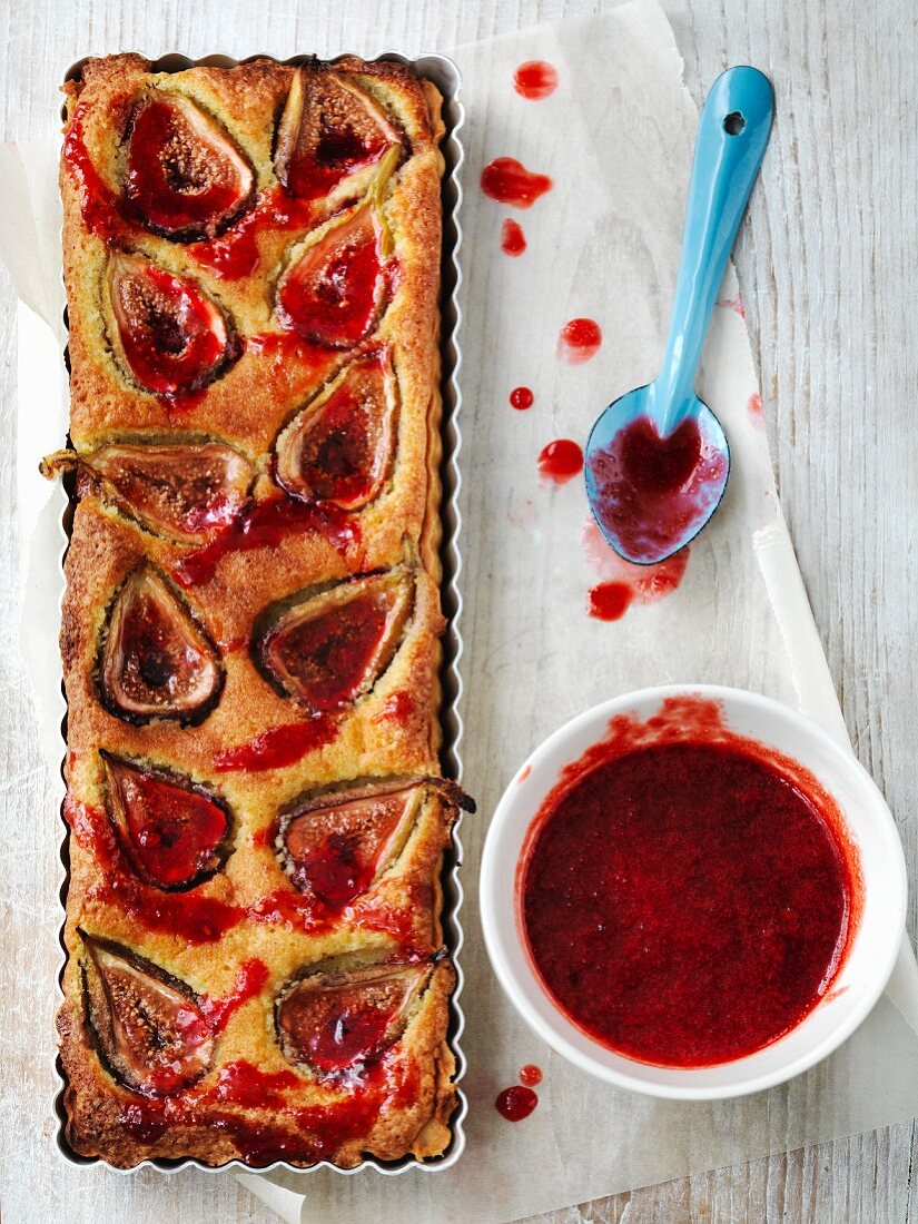 Fig tarts with raspberry sauce