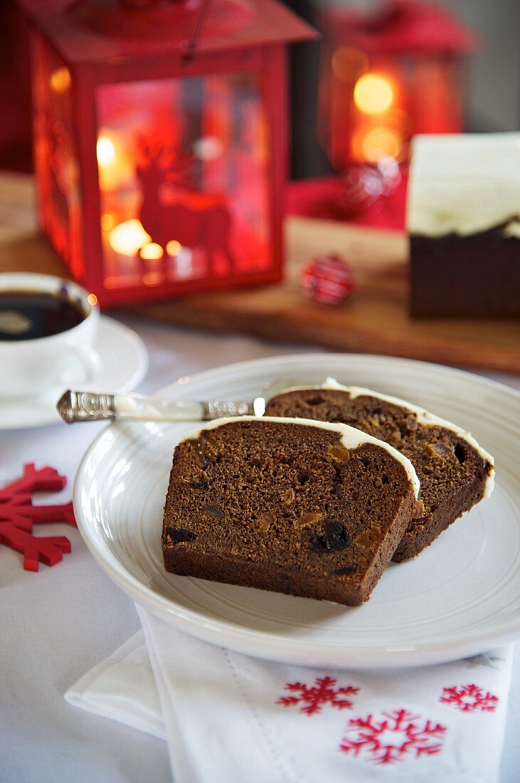 Zwei Scheiben Gewürzkuchen zu Weihnachen