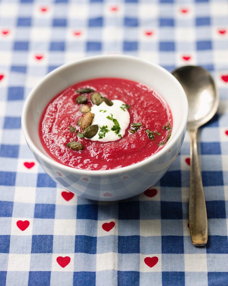 Rote-Bete-Suppe mit Kürbiskernen und Sauerrahm