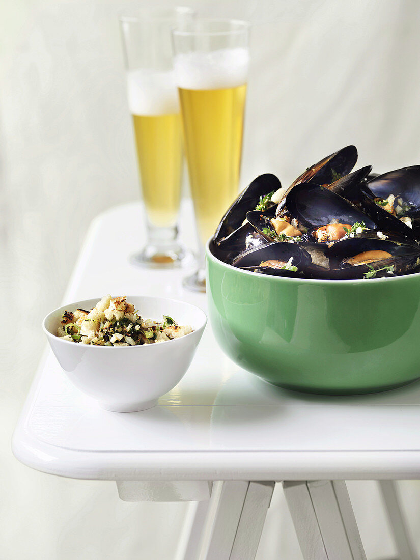 Mussels with garlic and thyme crumbs