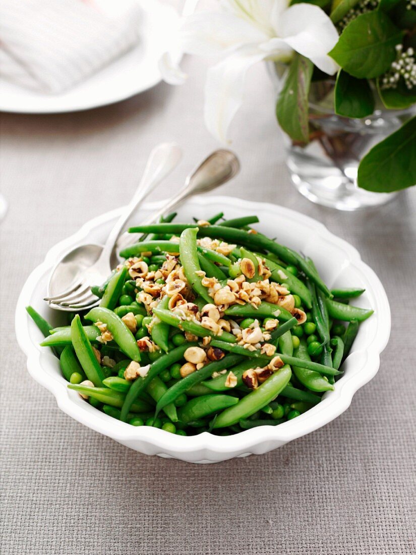 Erbsen-Bohnen-Salat mit Haselnüssen