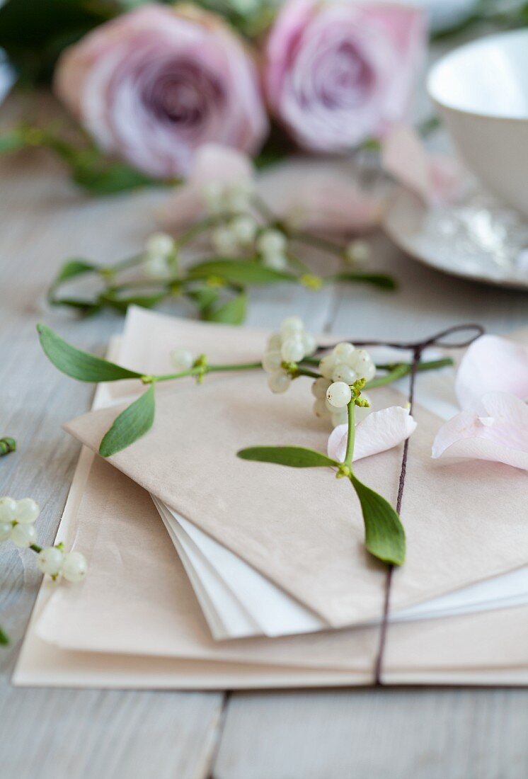 Briefpapier mit Misteln und Rosen
