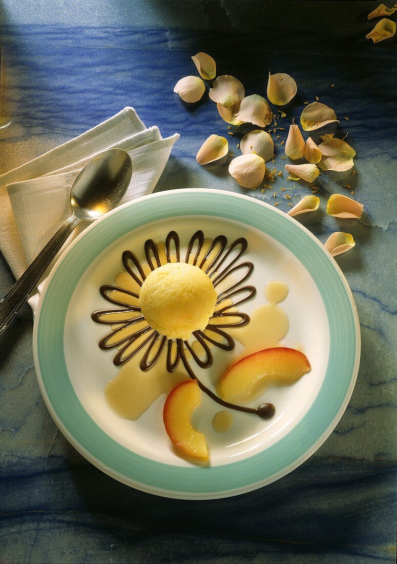 Eine Kugel Apfel-Blüten-Eis auf Teller mit Ahornsirup