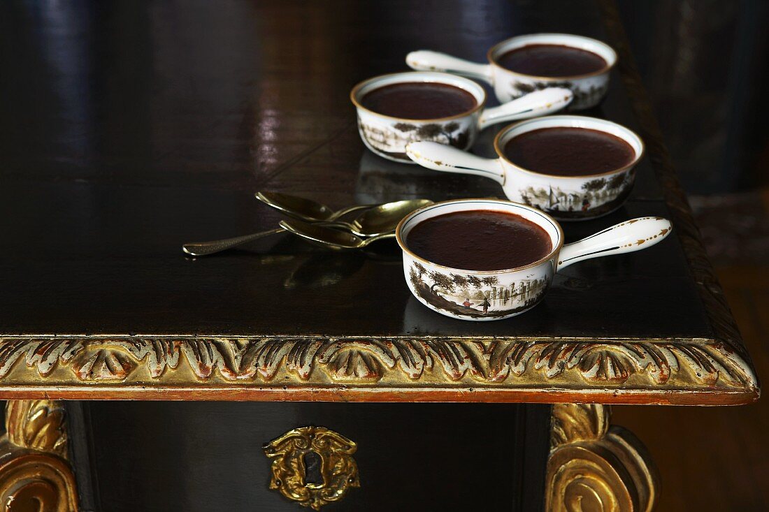Chocolate desserts in pots