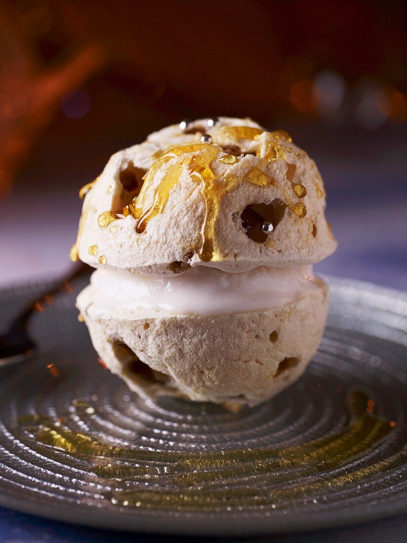 Ice cream with meringue and honey