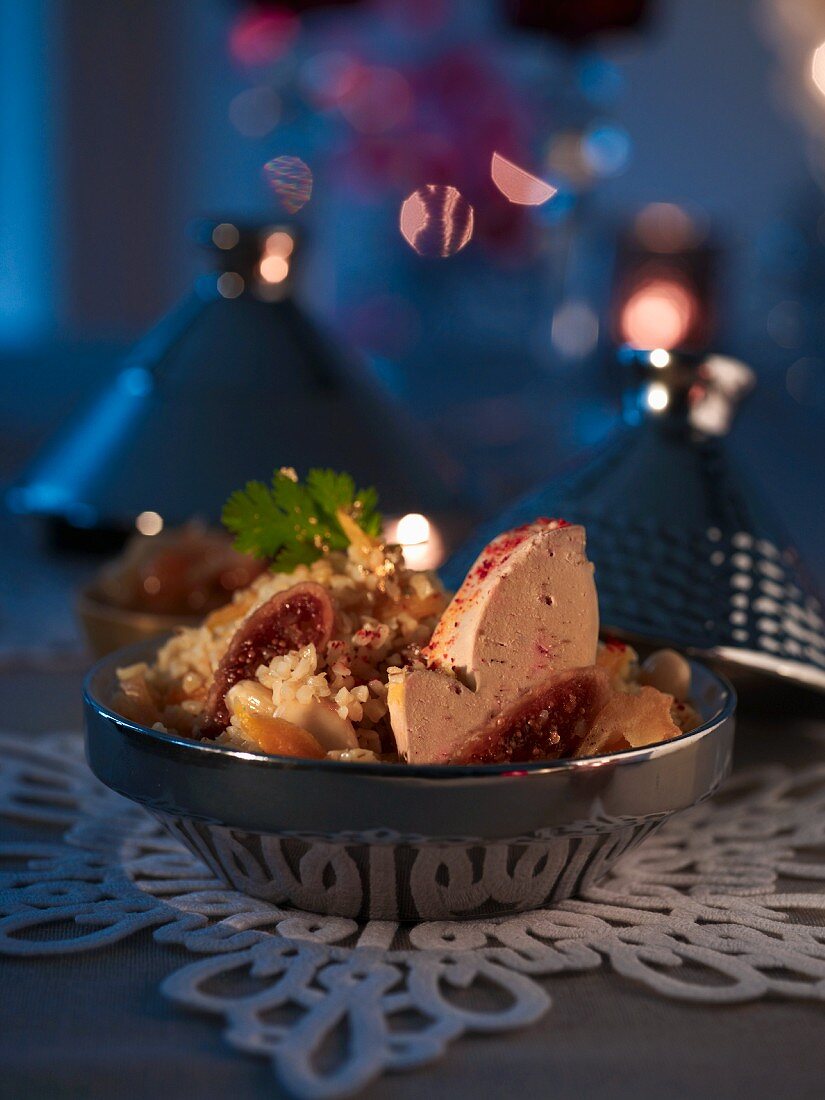 Gänseleber-Tajine mit Bulgur und Trockenfrüchten