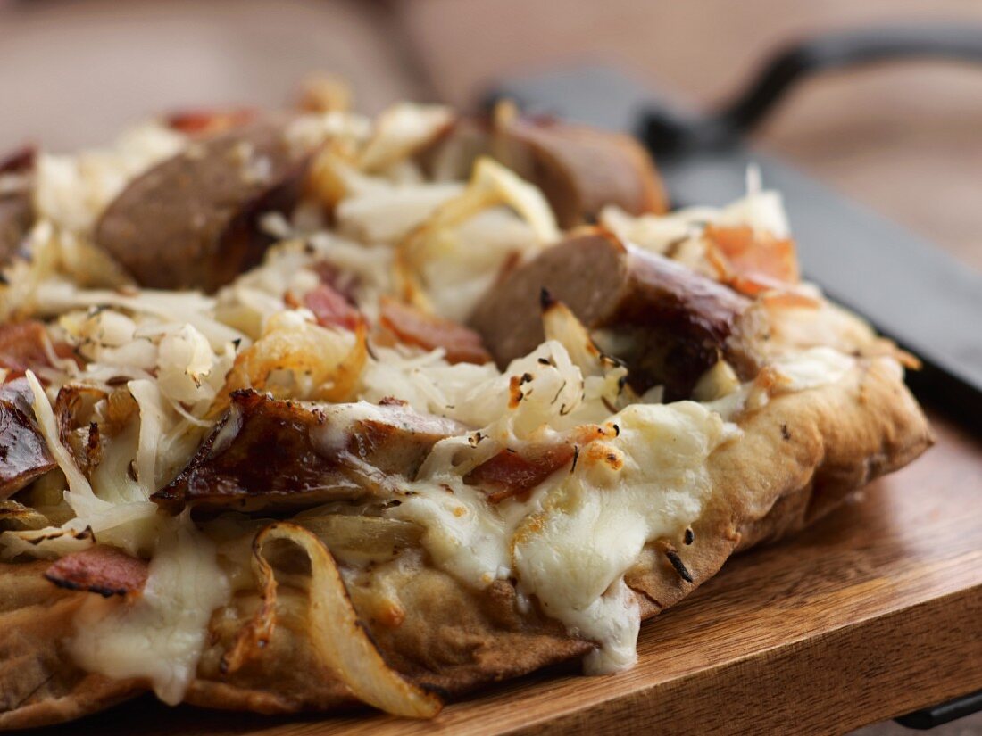 Packerbacker-Pizza (Gegrillte Pizza mit Sauerkraut & Bratwurst)